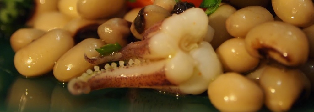 Calamaretti spillo con fagioli dall`occhio